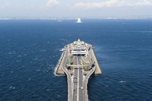 가나가와현 가와사키시와 지바현 기사라즈시를 잇는 아쿠아라인 고속도로는 15.1㎞에 걸쳐 도쿄만을 가로지른다. 바다 한가운데 해상 휴게소인 우미호타루에서 바다 건너 가와사키시까지 9.8㎞는 바다속을 달리는 해저터널 구간이다. (자료 : 넥스코동일본)