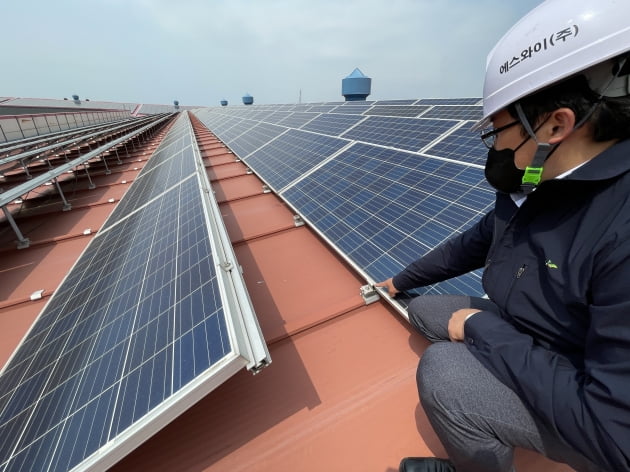 충남 아산 에스와이 인주공장 지붕 위에 설치된 태양광 발전 설비. 민경진 기자