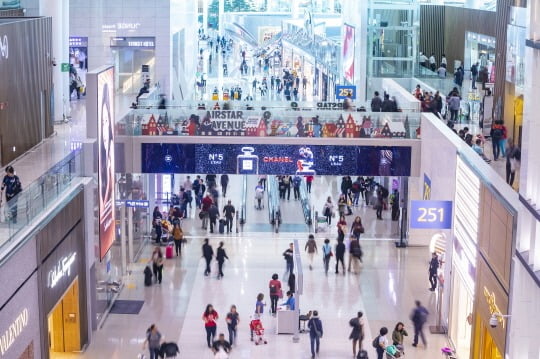 인천공항 제1터미널 면세구역. 인국공 제공