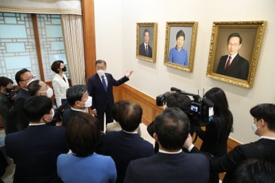 임기 1주 남은 文…"文정부, 새로운 시대 연 정부로 기억되길"