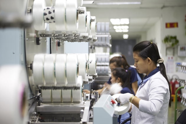 효성티앤씨 베트남공장에서 생산직원이 스판덱스 제품 품질을 확인하고 있다.