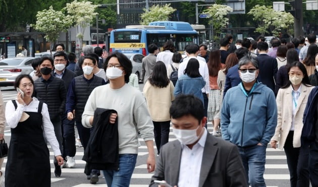 △실외 마스크 착용 의무 해제 첫 날인 2일 서울 광화문에서 시민들이 마스크를 쓰고 이동하고 있다.