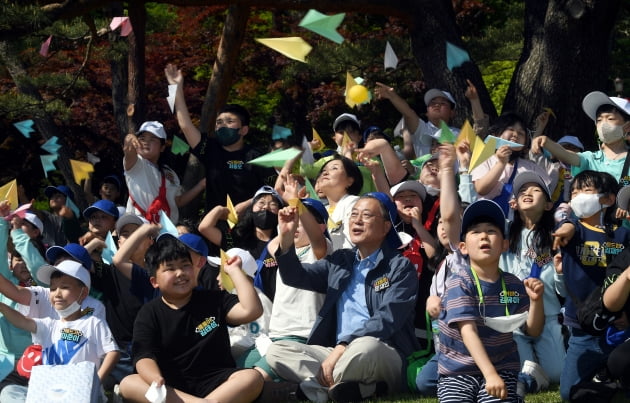 [포토]어린이날 100주년 기념 청와대 어린이 운동회 참석한 문재인 대통령