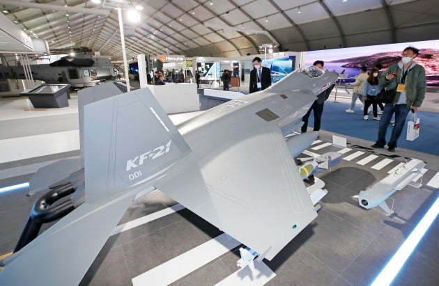 작년 10월 경기 성남 서울공항에서 열린 '서울 국제항공우주 및 방위산업 전시회 2021'(서울 ADEX) 행사에 전시된 KAI의 차세대 전투기 KF21 모형. 