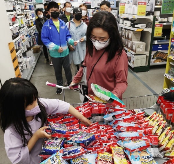 서울의 한 대형마트에서 시민들이 포켓몬방을 구매하고 있다. 사진=한경DB