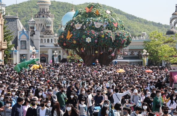 놀이동산 들어서는 시민들 [사진=연합뉴스]