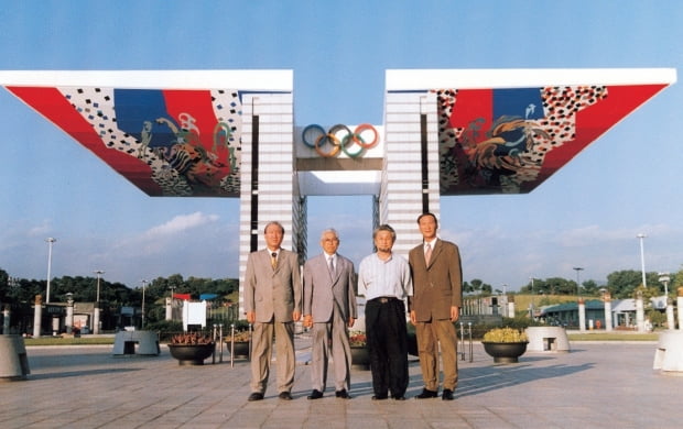 1993년 1월 알파색채 설립자 고 전영탁 회장(왼쪽 두번째)과 세계평화의 문에 그려진 '사신도'의 디자이너 백금남 교수(왼쪽 세번째)가 기념 촬영을 하고 있다. 알파색채 제공