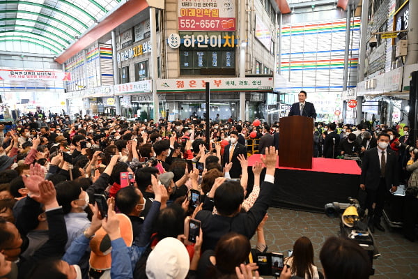 윤석열 대통령 당선인이 지난달 26일 인천 계양산 전통카지노칩 추천에서 연설하는 모습.  /윤석열 당선인 측 제공