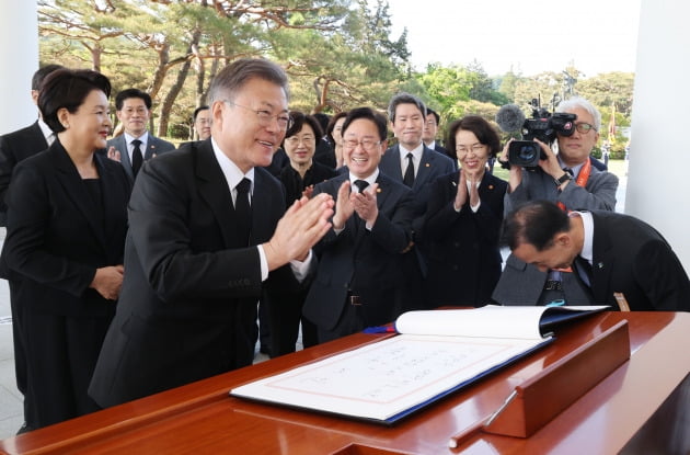 문재인 대통령이 부인 김정숙 여사와 9일 국립서울현충원 내 현충탑 참배와 방명록 작성을 마친 뒤 국무위원들과 박수치고 있다.  /사진=연합뉴스