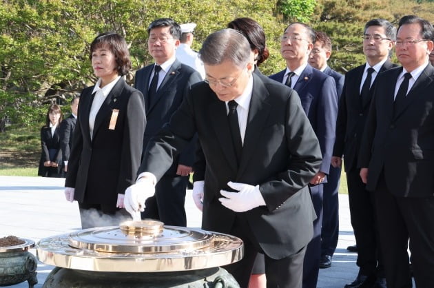 문재인 대통령이 9일 국립서울현충원 내 현충탑에 분향하고 있다.  /사진=연합뉴스