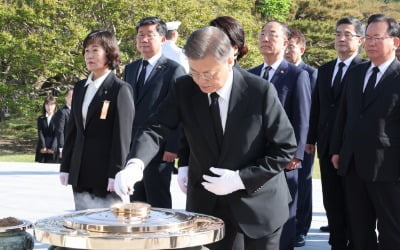 문 대통령 "넘기 힘든 장벽있었다…남북 대화 재개되길"