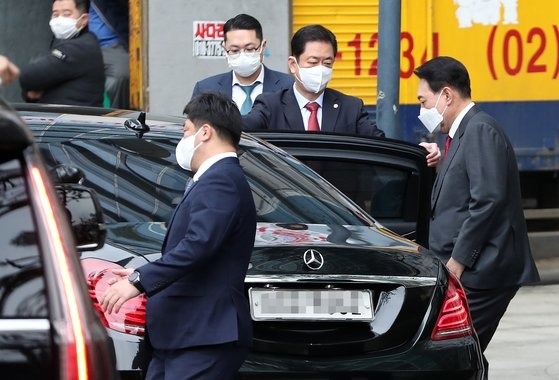 윤석열 대통령이 지난 4월 당선인 시절 공식 일정을 소화하기 위해 서울 서초구 자택에서 나와 벤츠 차량에 오르고 있다. 뉴스1,