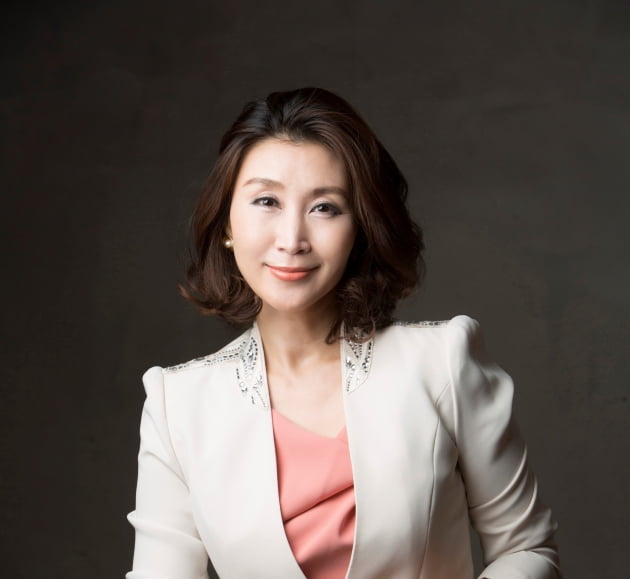 [박영실 칼럼] 김건희 여사의 화이트 코트자켓원피스 VS 각국 퍼스트레이디 패션 스타일