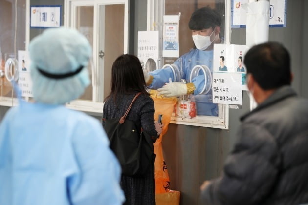 서울역 광장에 마련된 신종 코로나바이러스 감염증(코로나19) 선별검사소를 찾은 시민이 검사를 받고 있다. /뉴스1