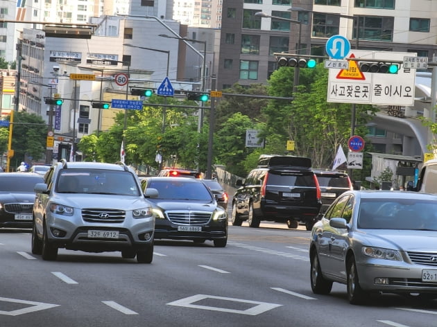 윤석열 카지노리거 출근길 교통통제 최소화…첫 출근 '이상無'