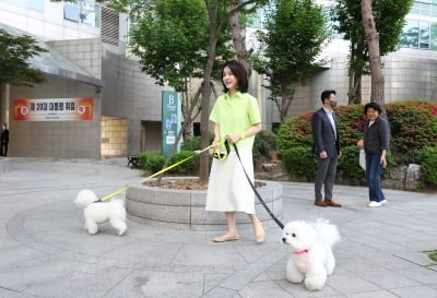 '퍼스트독' 마리·써니와 尹 배웅한 김건희, '형광 셔츠' 눈길