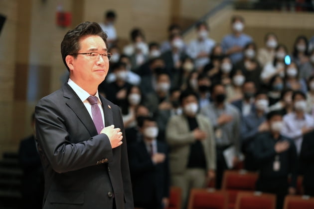 정황근 농림축산식품부 장관이 11일 열린 취임식에 참석해 국민의례를 하고 있다. 농림축산식품부 제공