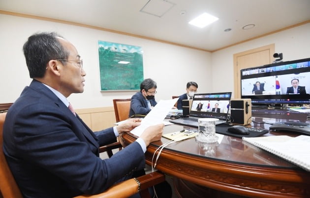 추경호 부총리 겸 기획재정부 장관이 12일 광화문 정부서울청사에서 화상으로 열린 '제25회 ASEAN+3 재무장관회의'에 참석, 세계경제 동향 및 정책공조와 관련 발언을 하고 있다. 기획재정부 제공