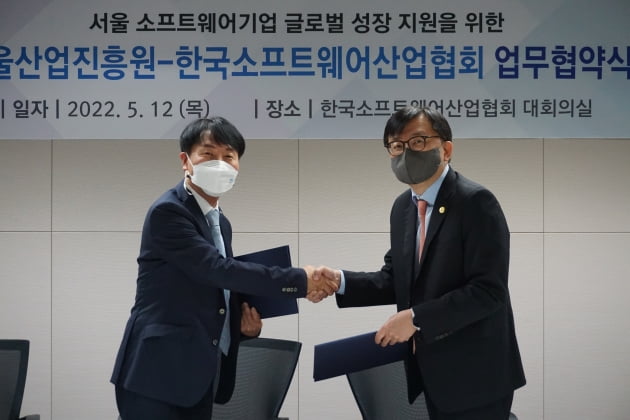 김현우 서울산업진흥원 대표(왼쪽)와 조준희 한국소프트웨어산업협회장이 업무 협약을 맺고 악수를 하고 있다. 서울산업진흥원 제공 