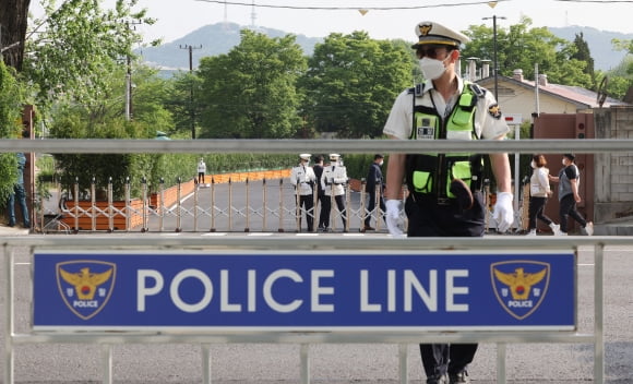 12일 오전 서울 용산구 이촌역 인근 대통령실 출입구(미군기지 13번 게이트) 주변에 바리케이드가 설치돼 있다. [사진=연합뉴스]