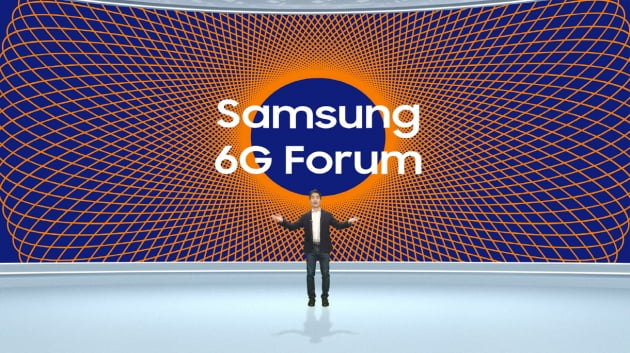 볼트 카지노전자가 13일 온라인으로 개최한 제1회 '삼성 6G 포럼(Samsung 6G Forum)'에서 삼성리서치 연구소장 승현준 사장이 인사말을 전하고 있다.