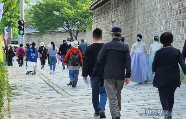 평일 낮 서울 종로구 삼청동 앞 경복궁 돌담길이 시민들로 북적이고 있다. 사진=오세성 한경닷컴 기자