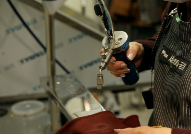 세탁특공대 직원이 특수 기계로 옷에 있는 얼룩을 지우고 있다. 세탁특공대 제공