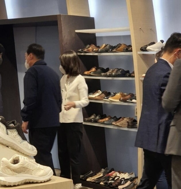 윤석열 대통령 내외가 취임 첫 주말을 맞아 신발쇼핑을 하고 있다. / 사진=인터넷 커뮤니티