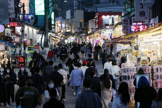 사회적 거리두기가 해제된 4월 18일 저녁 서울 홍대거리가 시민들로 붐비고 있는 모습. 사진=뉴스1