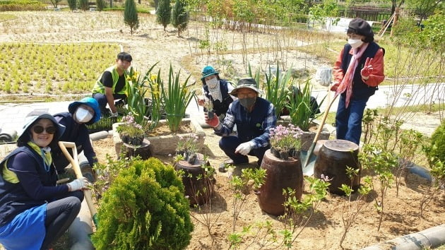 수원시가 일상회복에 발맞춰 오목호수공원에서 시민과 함께 정원을 조성하는 ‘위드(With) 정원’을 진행했다고 17일 밝혔다.수원시 제공