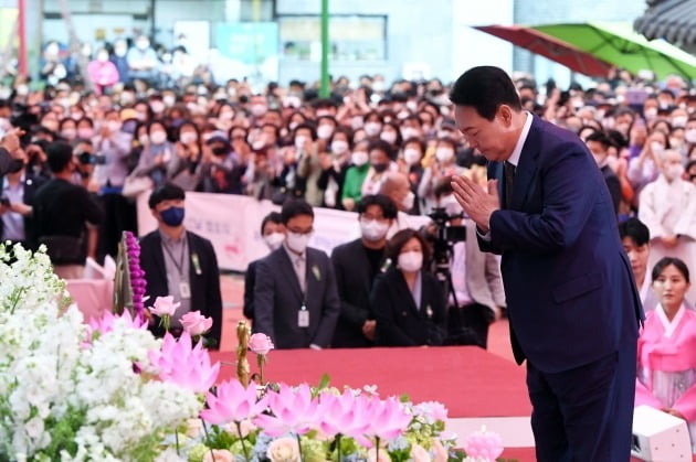 윤석열 대통령이 지난 8일 서울 종로구 조계사에서 열린 불기 2566년 부처님오신날 봉축법요식에서 합장하고 있다. 대통령직인수위원회사진기자단