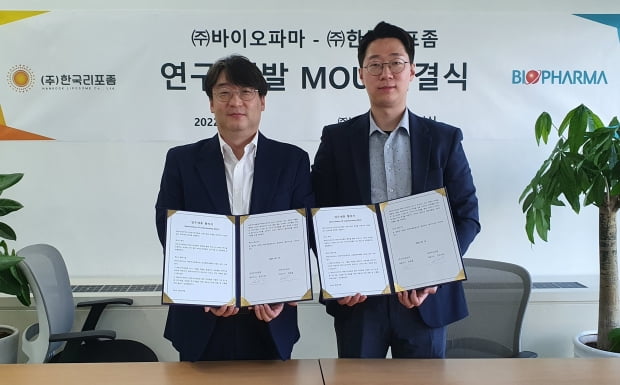 왼쪽부터 김안드레 한국리포좀 대표와 최승필 바이오파마 대표.