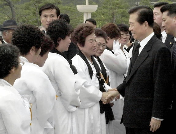고(故) 김대중 전 대통령이 현직 대통령으로는 처음으로 5·18 민주화운동 기념식에 참석했다. 사진=한경DB