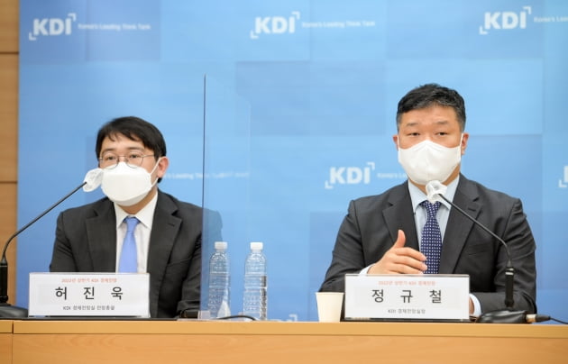 허진욱 한국개발연구원(KDI) 전망총괄(왼쪽), 정규철 KDI 경제전망실장(오른쪽)이 지난 17일 정부세종청사에서 경제전망에 대한 브리핑을 하고 있다. KDI 제공