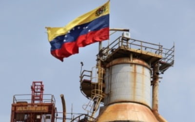 "미국, 러시아 원유 대체하기 위해 베네수엘라 제재 완화"