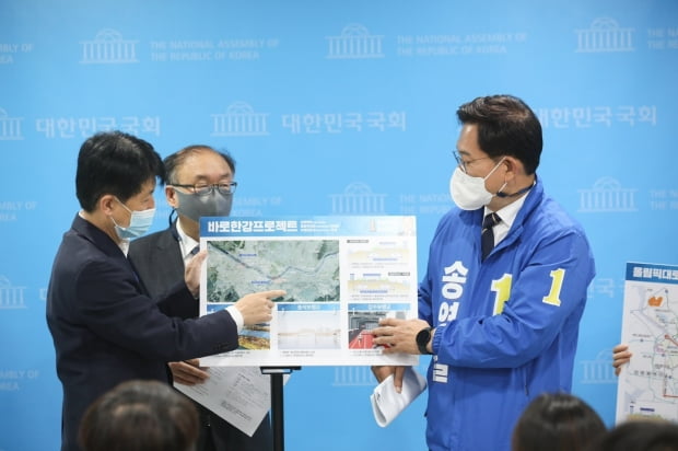 송영길 더불어민주당 서울시장 후보(우측)가 20일 국회에서 바로한강 프로젝트를 설명하는 모습. 송 후보 제공