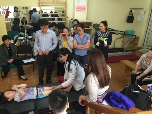 지난해 4월 몽골 의료진 100여명이 보툴리눔 톡신을 활용한 뇌성마비 환자의 재활 치료 프로그램에 참여하고 있다. / 사진 제공=메디톡스