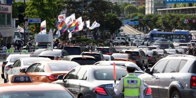 Rainbow action marching between Yongsan Station Square and Itaewon Square.  yunhap news