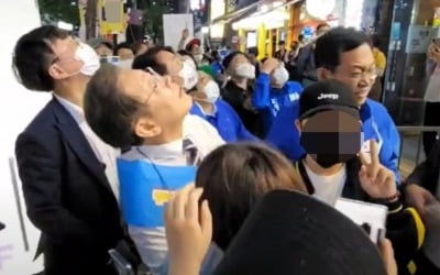 "시끄럽다"…이재명, '치킨 뼈' 그릇 던진 60대男 선처 요청