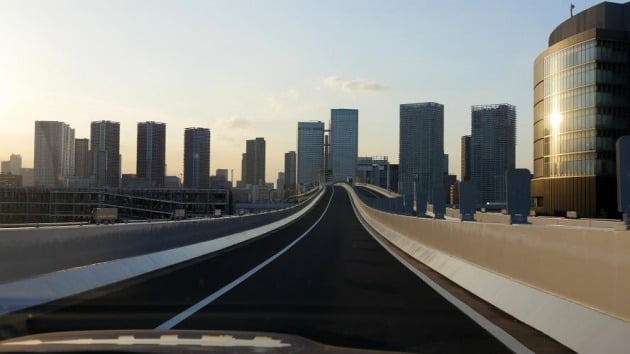  '도쿄의 뼈대'로 불리며 하루에 100만대의 차량이 지나는 수도고속도로는 2040년 전체 구간의 65%가 50년 이상의 노후도로가 된다. 