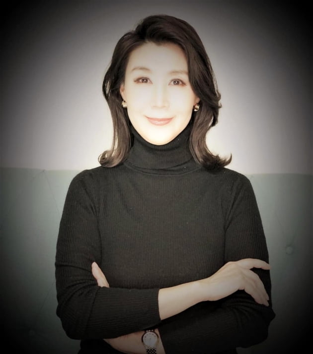 [박영실 칼럼] 김건희 여사 옐로우 체크자켓과 반묶음 머리