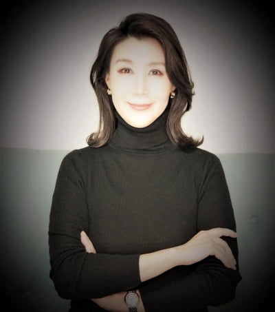 김건희 여사 옐로우 체크자켓과 반묶음 머리