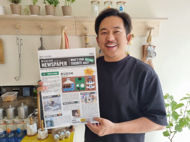 김재원 휴롬 대표가 서울 성수동 팝업스토어 '부엌'에서 신문 형태로 만든 메뉴판을 소개하고 있다. 
