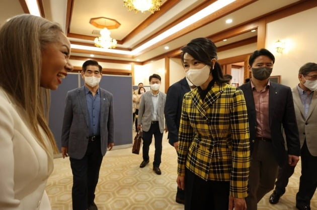 열린음악회에 초청가수로 참석한 가수 인순이씨와도 청와대 본관에서 마주쳐 인사를 하고 있다. 