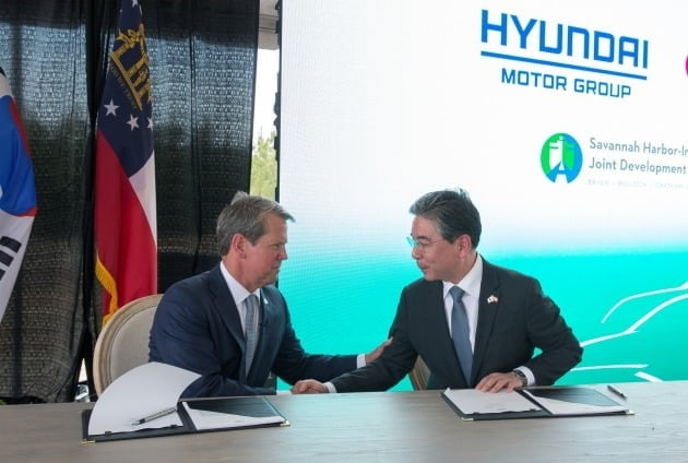 브라이언 켐프 조지아주 주지사(왼쪽)과 장재훈 현대자동차 사장(오른쪽)이  지난 20일(현지시간) 투자협약에 서명후 악수하는 모습. 현대차 제공.

