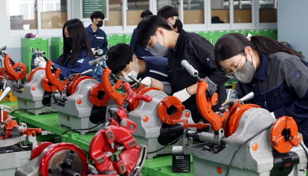 서울 개포동 수도전기공업고에서 학생들이 실습을 하고 있다. 한경DB.