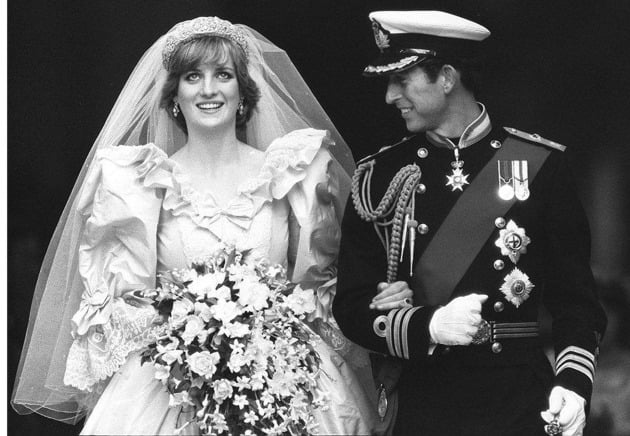 다이애나 왕세자비와 찰스 왕세자가 1981년 7월 29일 런던에서 결혼식을 올리는 모습. /사진=AP