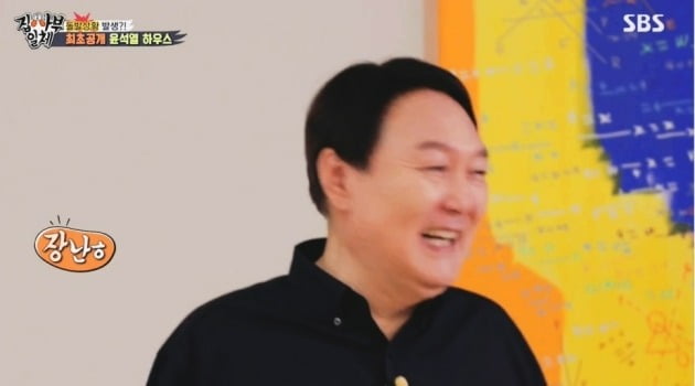 윤석열 대통령 자택에 김현우 작가가 그린 '바다모래 수학드로잉' 그림이 걸려있다. 방송 프로그램 캡쳐