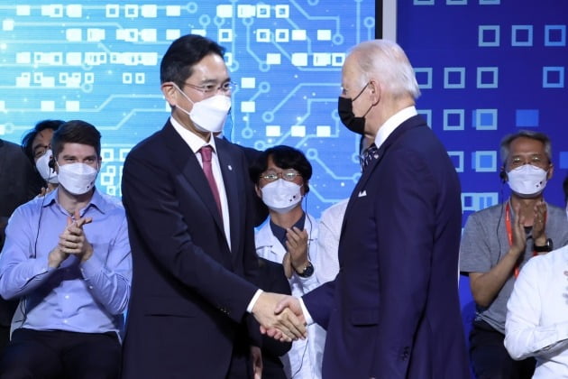 조 바이든 미국 대통령이 5월 20일 경기도 평택시 삼성전자 반도체공장 시찰 후 연설을 마친 뒤 이재용 삼성전자 부회장과 악수하는 모습. 사진=연합뉴스