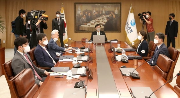 이창용 한국은행 총재가 26일 서울 중구 한국은행에서 열린 금융통화위원회 본회의를 주재하고 있다. 사진=한국은행